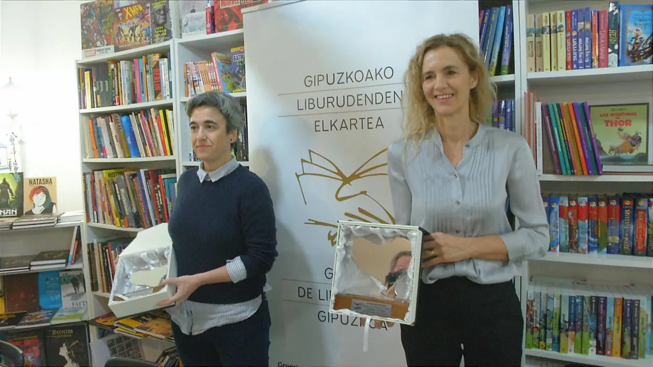 Ana Malagon eta Delphine de Vigan, saria emateko ekitaldian