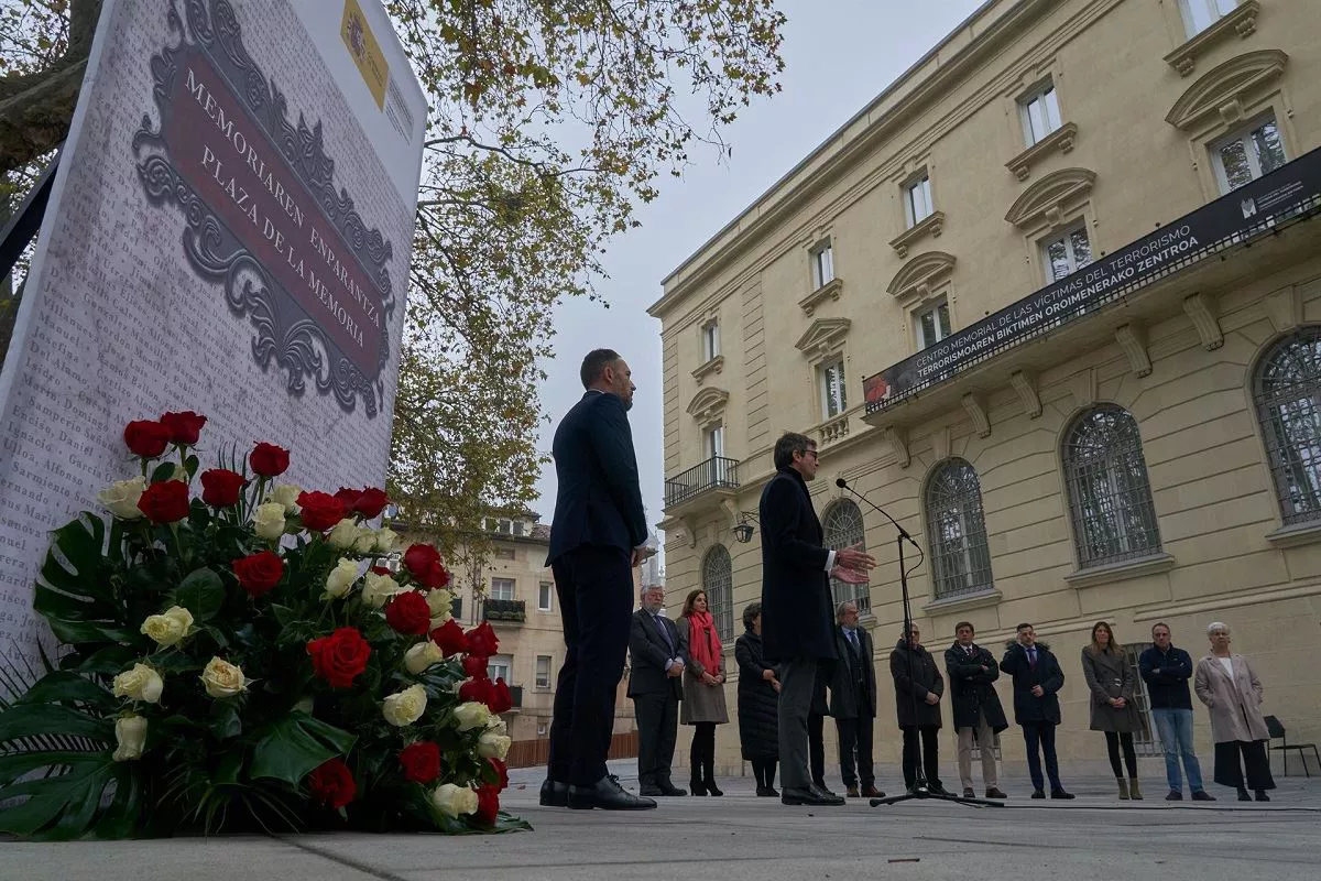 Denis-Itxaso-Gorka-Urtaran-Plaza-de-la-Memoria-Vitoria-Gasteiz-efe