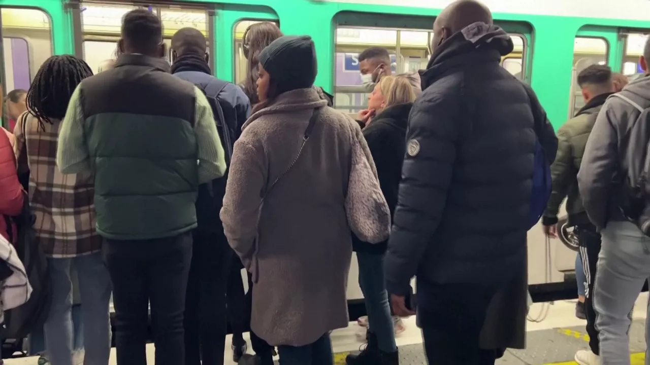 Parisko metroa. Agentzietako bideo batetik ateratako irudia.
