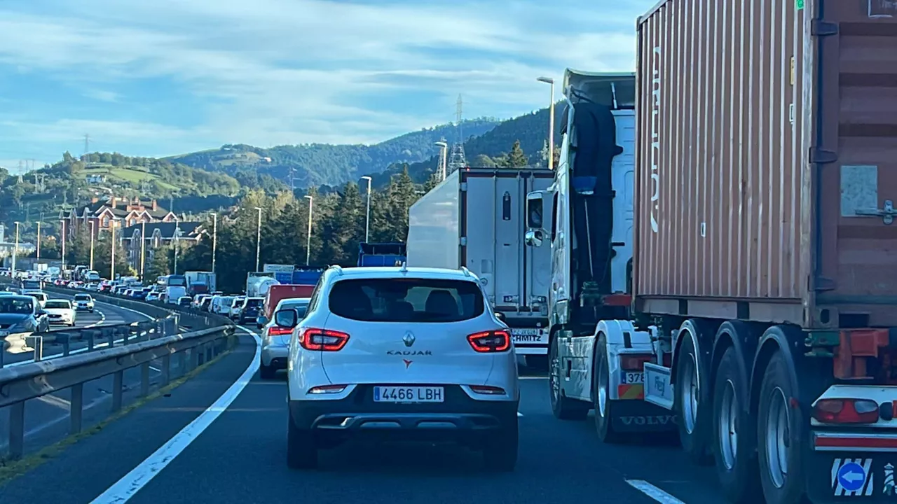 Una docena de coches se han visto implicados en los accidentes. Foto: EITB Media.