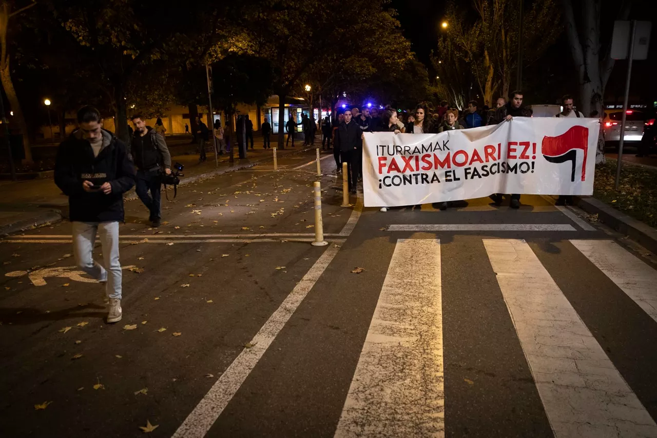 Pancarta de la manifestación del viernes por la noche en el barrio de Iturrama. Foto: EFE