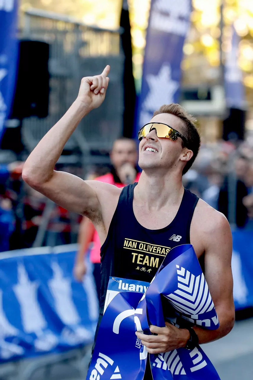 Nan Olivares, zerura begira, irabazi ostean. Argazkia: EFE