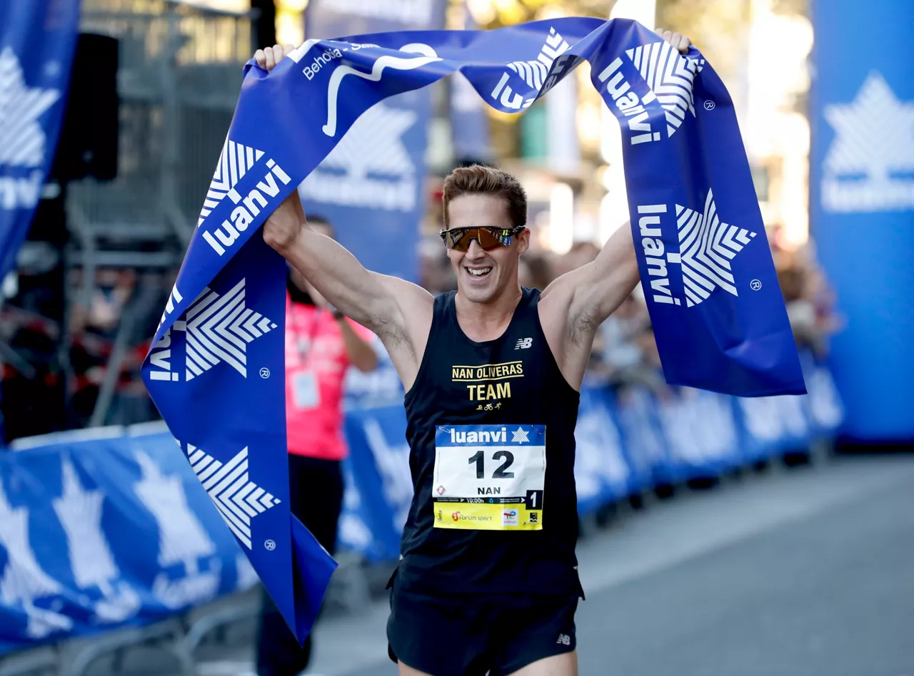 Nan Olivares helmuga gurutzatu ostean. Argazkia: EFE