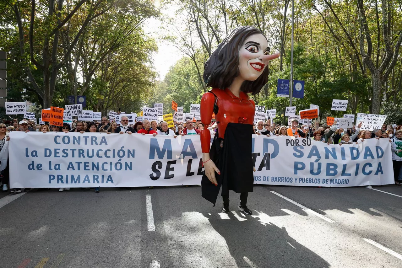 Muñeco que reporduce la imagen de Isabel Díaz Ayuso. Foto: EFE