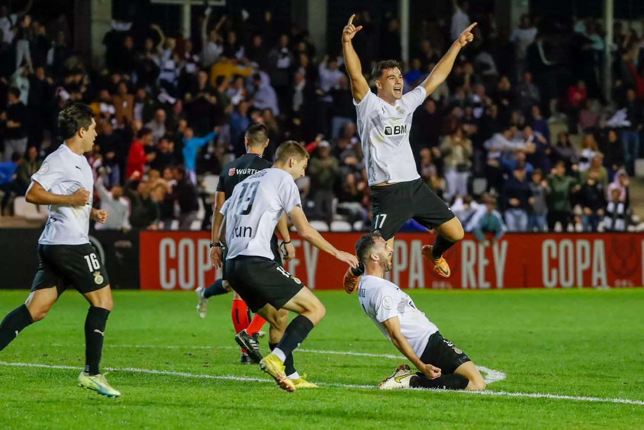 Jugadores del Real Unión celebrando el gol de la victoria