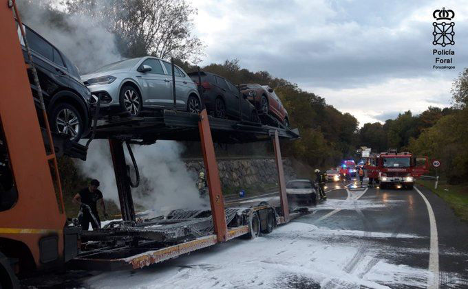 El camión incendiado.