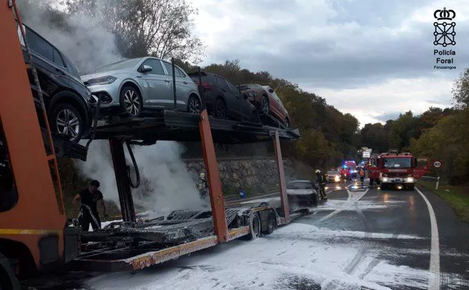El camión incendiado.