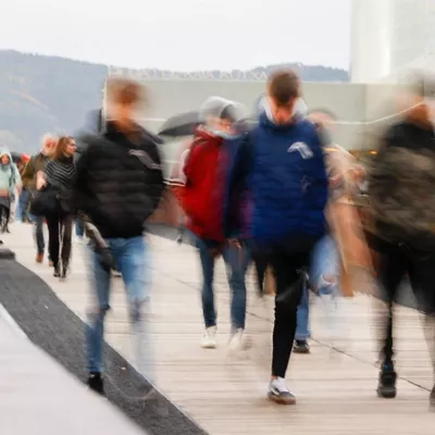 Gazteak jovenes gente neutro