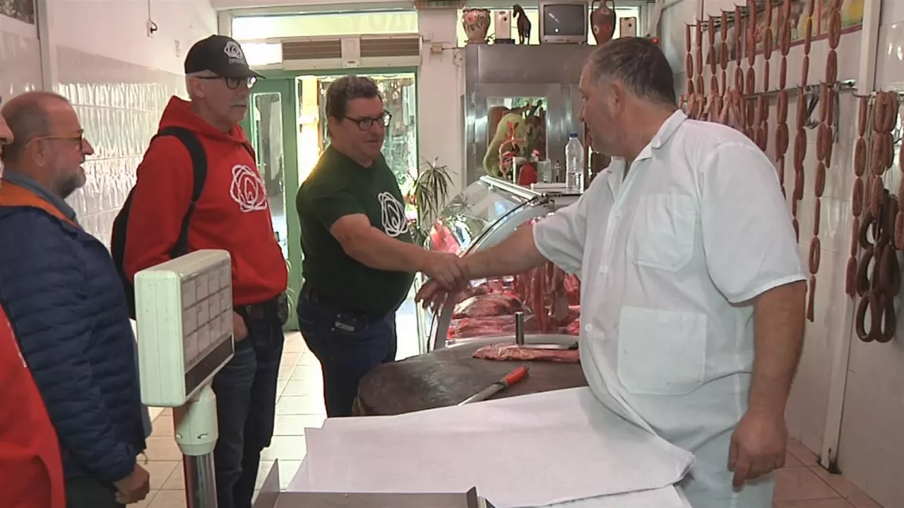 Zaporeak elkartea haragia erosten. EITB Mediaren bideo batetik ateratako irudia.