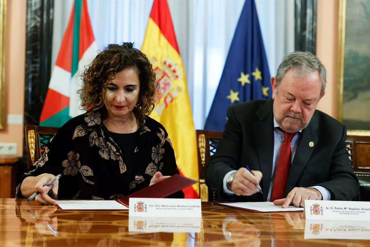 La ministra de Hacienda, María Jesús Montero y el consejero de Economía, Pedro Azpiazu. EFE