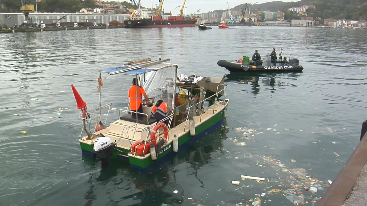 Basura flotando. Imagen obtenida de un vídeo de EITB Media.