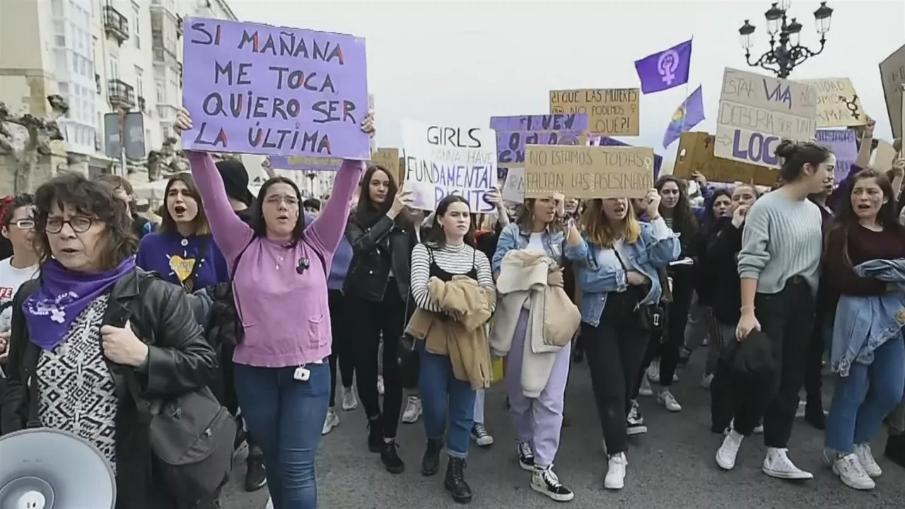 Manifestazio feminista. Agentzietako bideo batetik ateratako irudia.