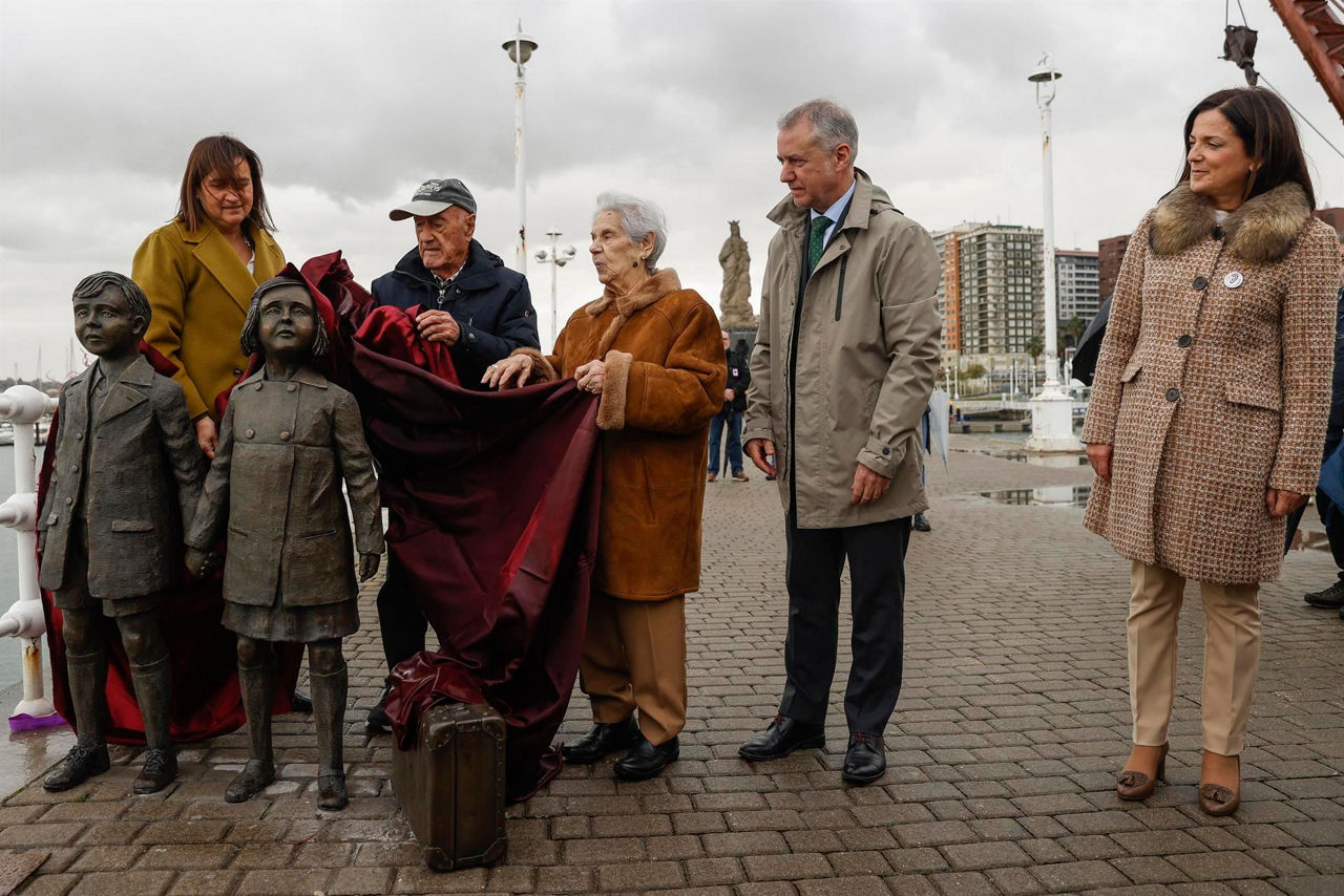 Eskultura inauguratu dute. Argazkia: EFE.