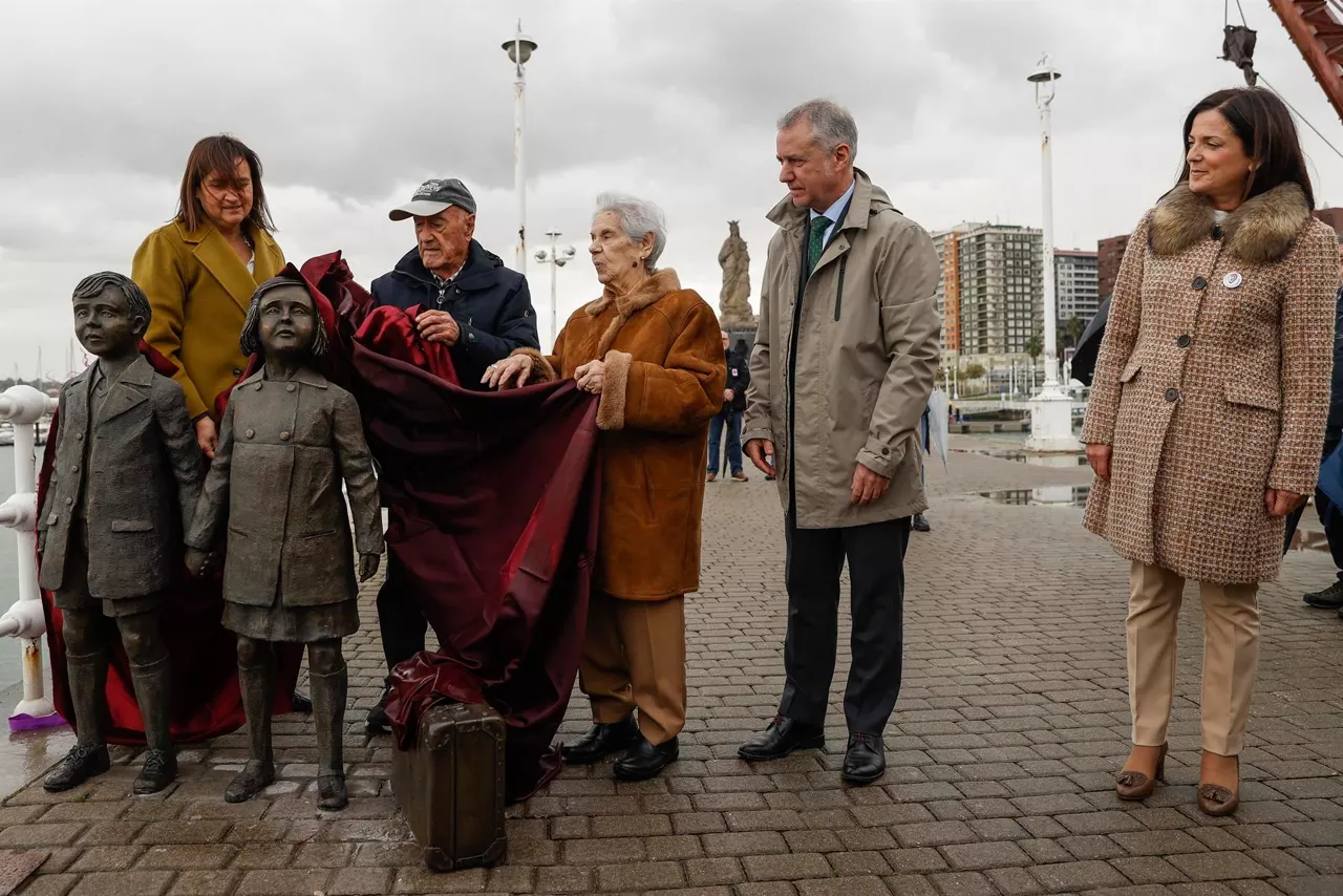 Eskultura inauguratu dute. Argazkia: EFE.