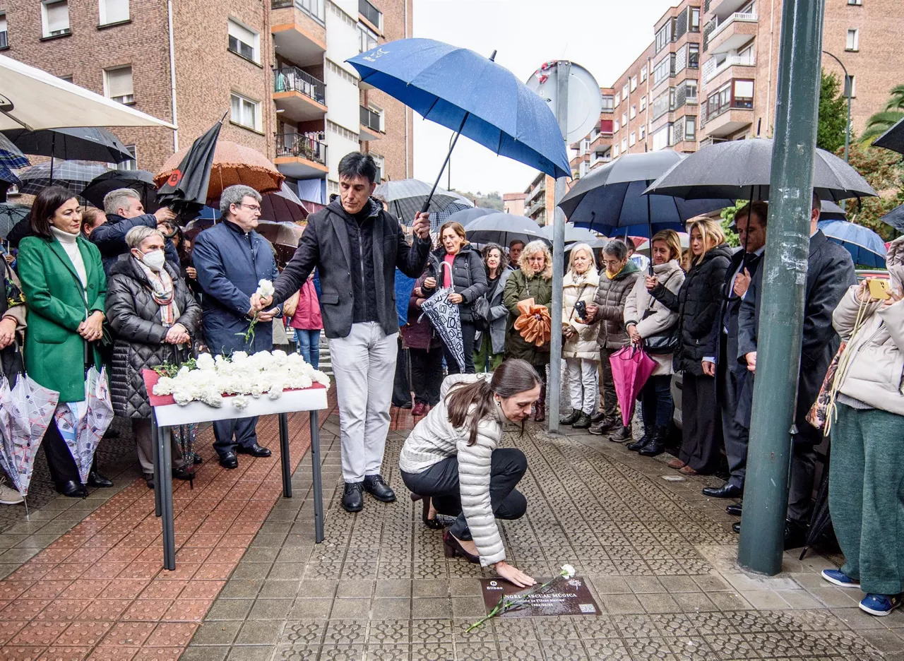 Angel Pascual Mugica gogoratzen duen plaka