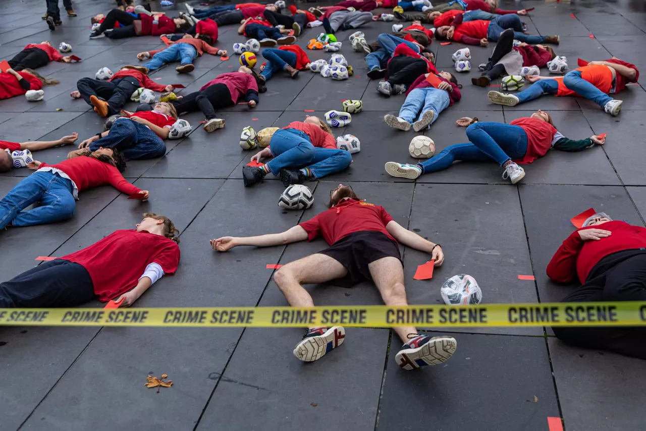 Activistas protestan en la plaza de la República de París. Foto: EFE