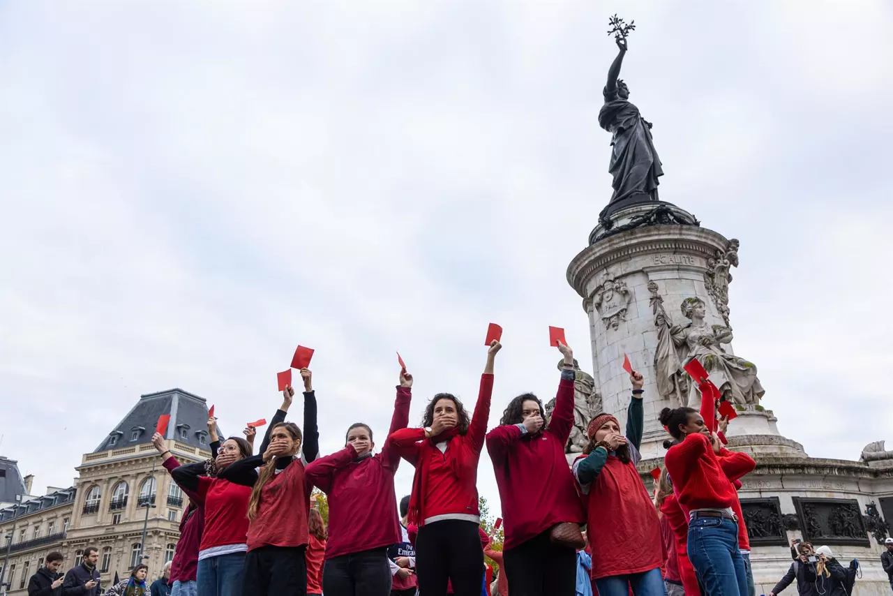 Activistas protestan en la plaza de la República de París. Foto: EFE