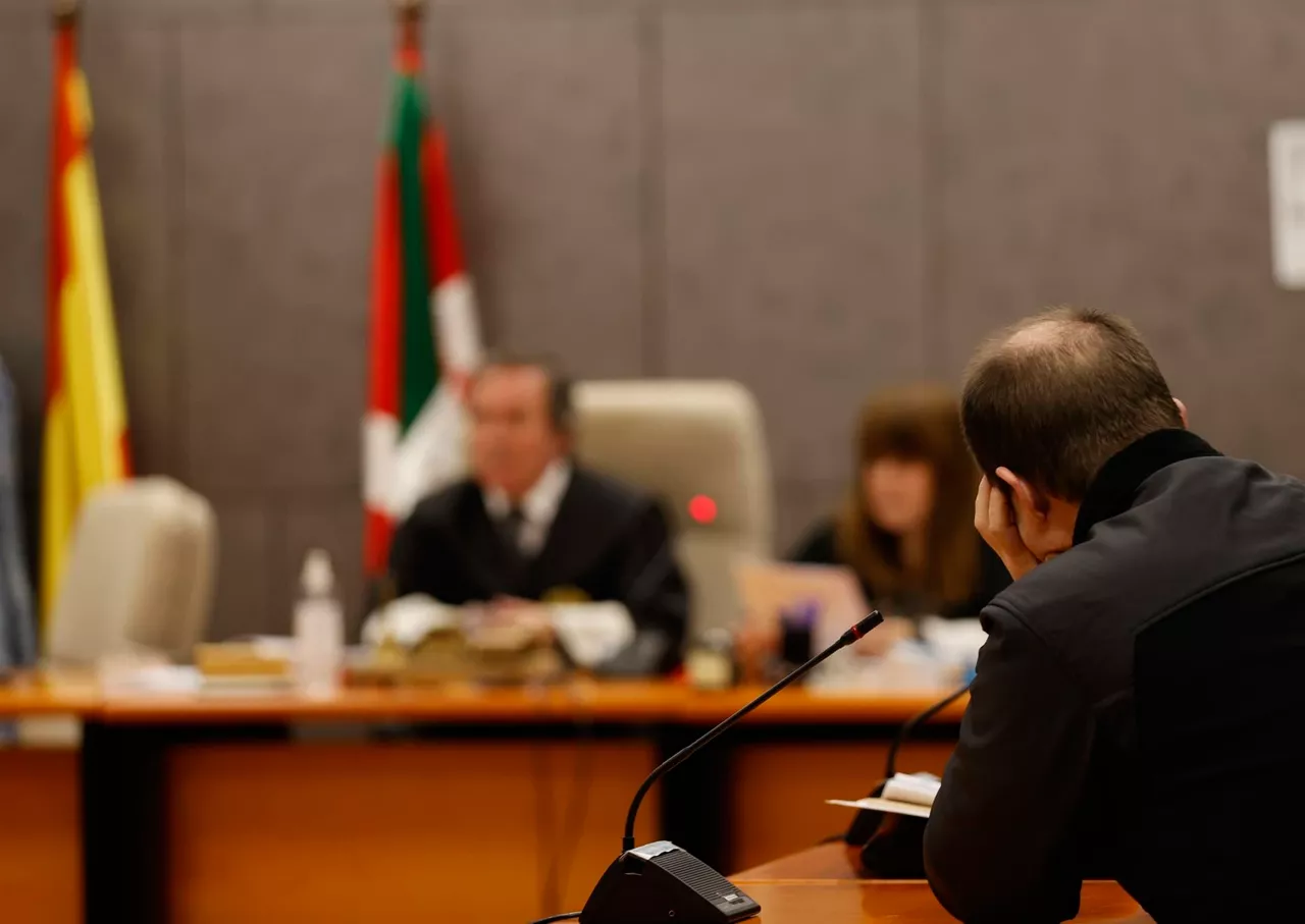 El acusado (d) de matar a su tío durante un momento del juicio