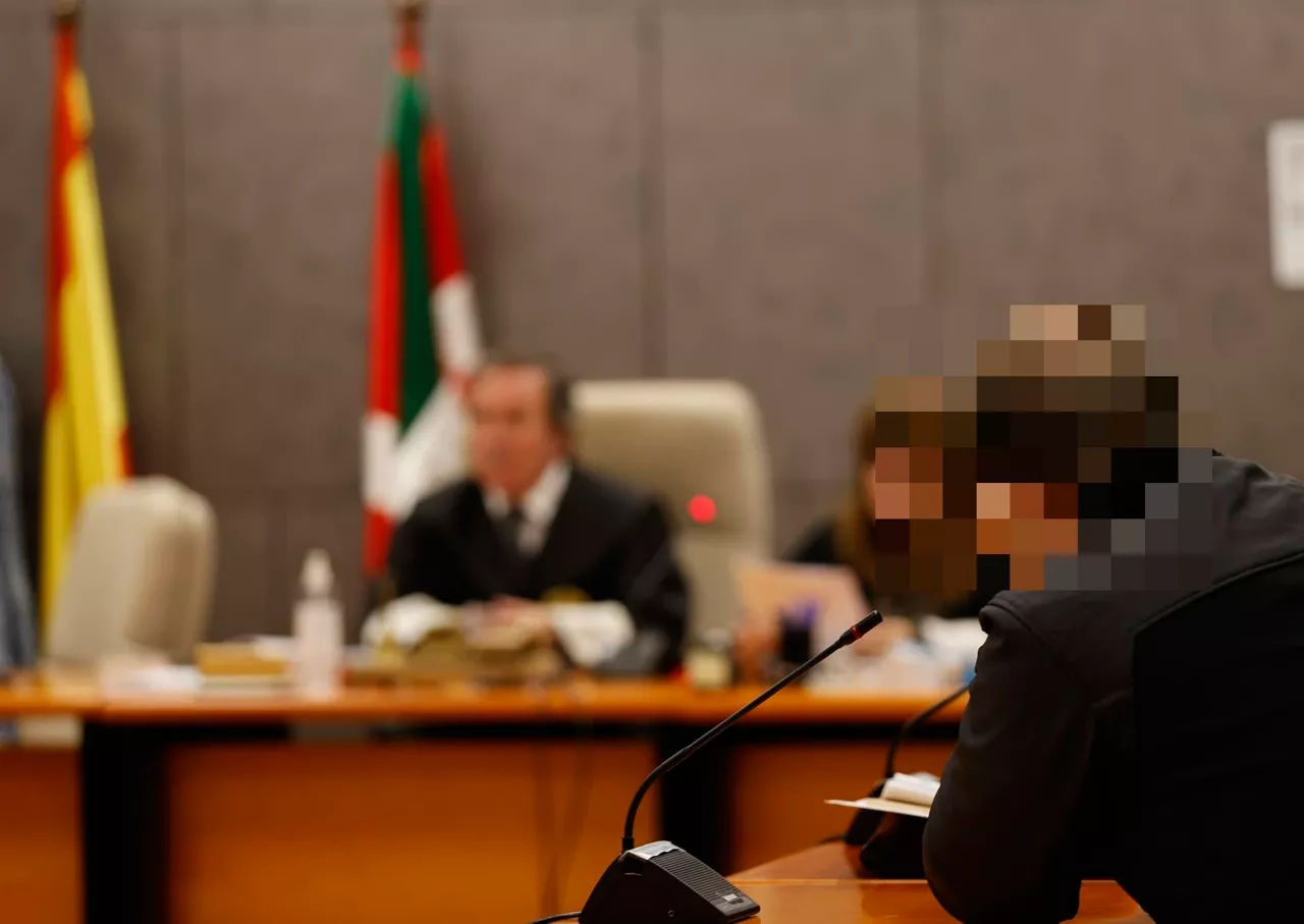 Intervención del acusado durante el juicio de hoy. Foto: EFE