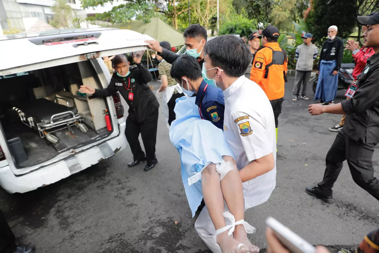 Rescatan y trasladan el cuerpo de un niño, víctima del terremoto en Cianjur
