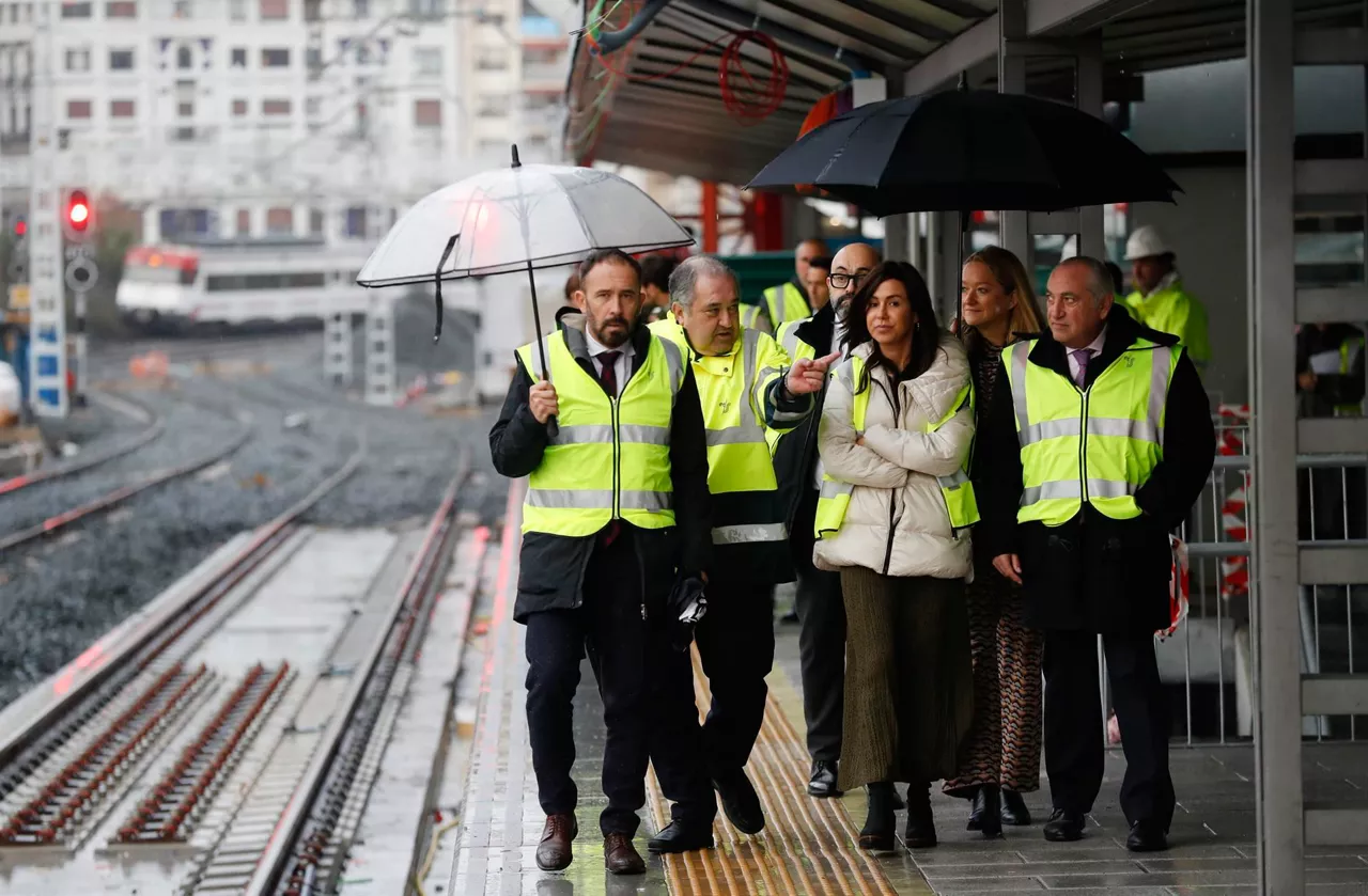 Representantes políticos visitan las obras de la estación. Foto: EFE