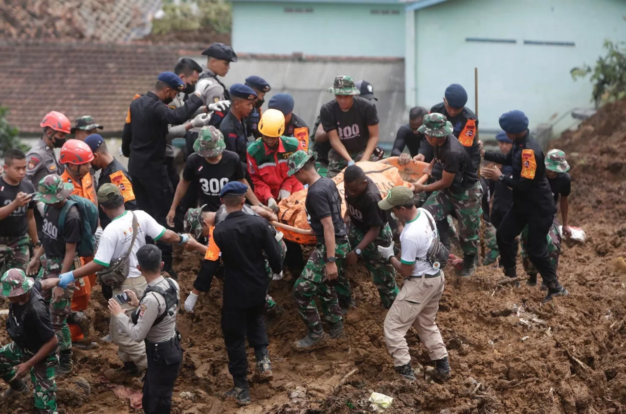 Equipos de rescate. Foto: EFE.