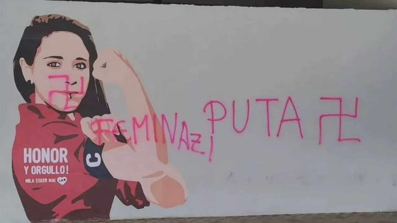 Mural feminista batean egindako pintadak. EITB Mediaren bideo batetik ateratako irudia.