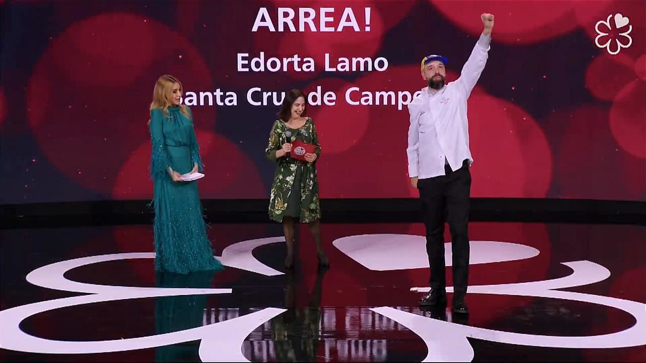 Kanpezuko Arrea! jatetxeko Edorta Lamo sukaldariak izarra jaso duen unea. Irudia: Michelin gida