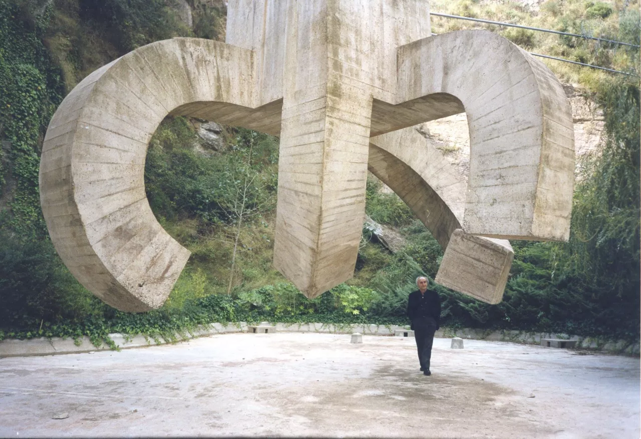 Eduardo Chillida, ante la obra "Elogio del agua". Foto: J. Maestre.