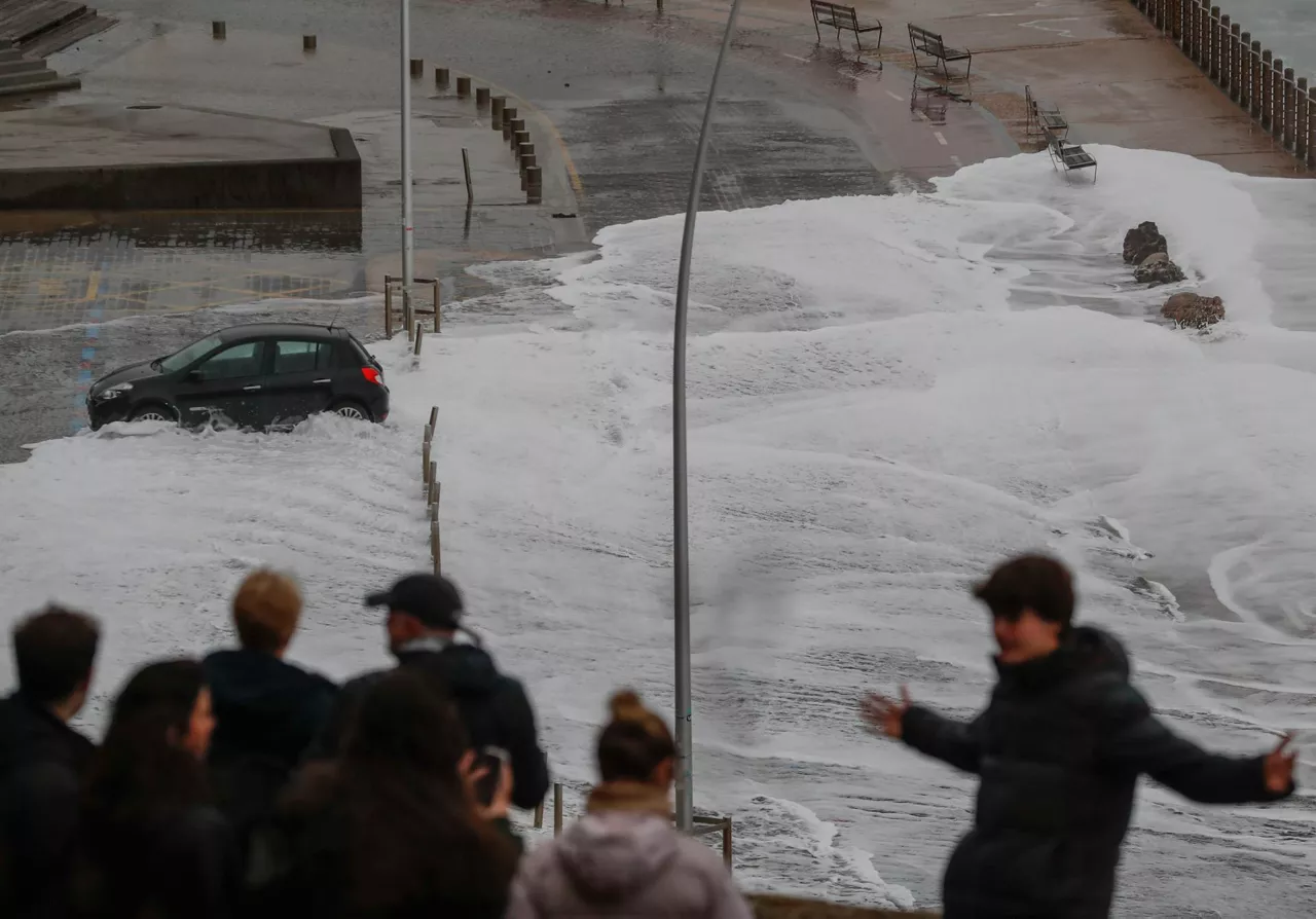 Oleaje en el Paseo Nuevo de Donostia-San Sebastián. Foto: EFE