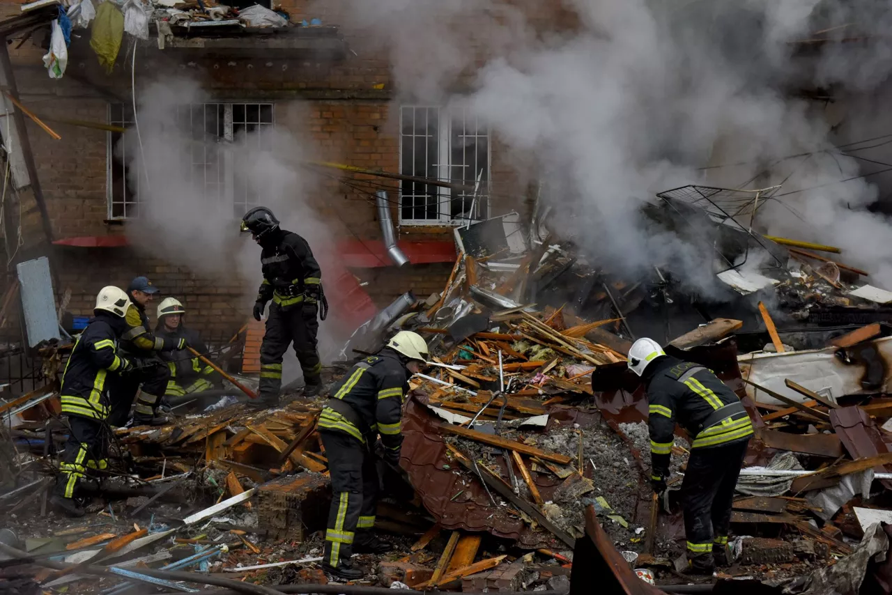 Imagen tomada en el entorno de Kiev, tras un ataque. Foto: EFE.
