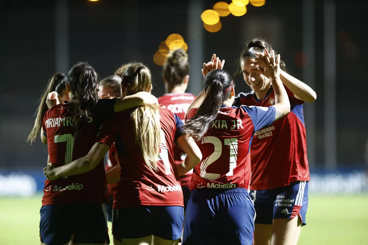 Osaunako jokalariak gol bat ospatzen