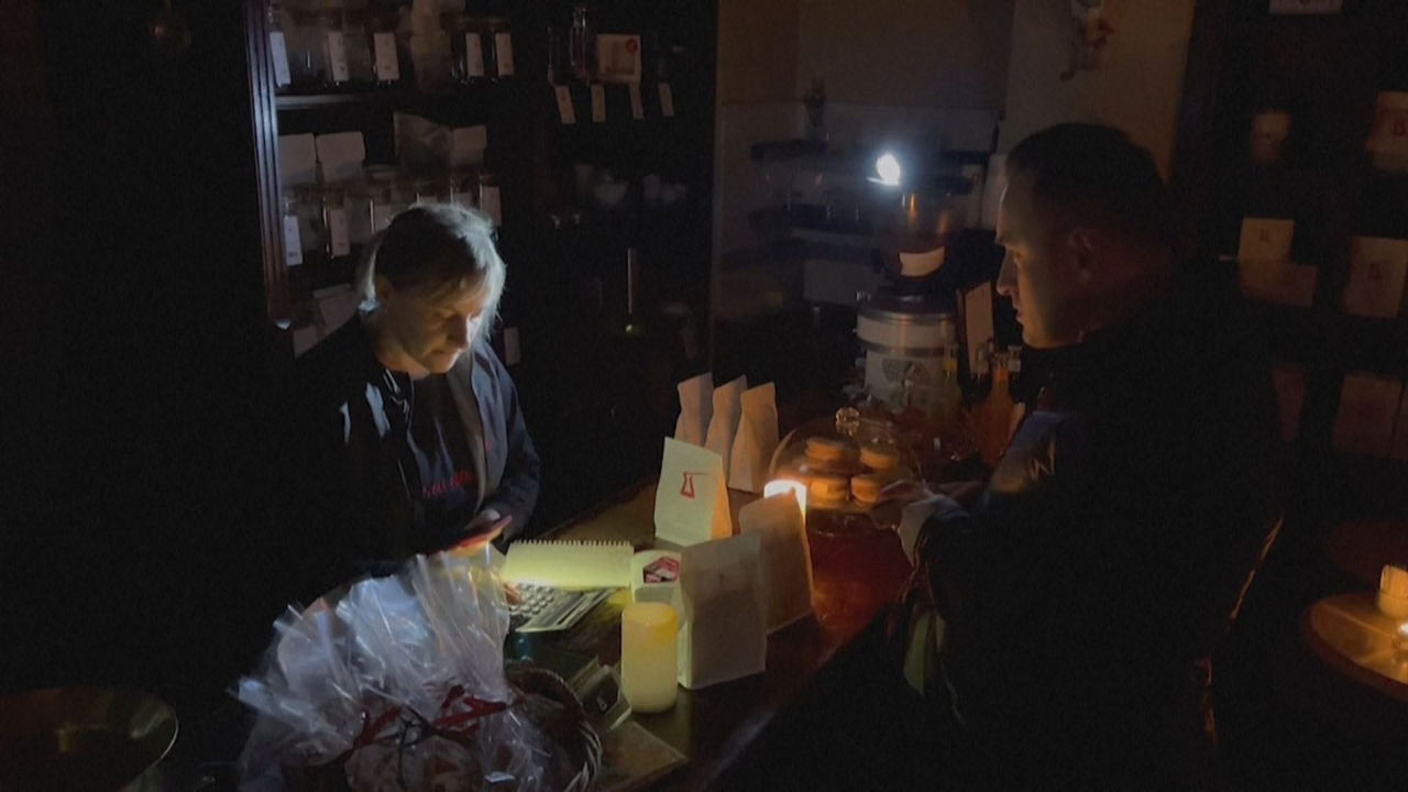 Tienda a oscuaras en Kiev. Imagen obtenida de un vídeo de Agencias.