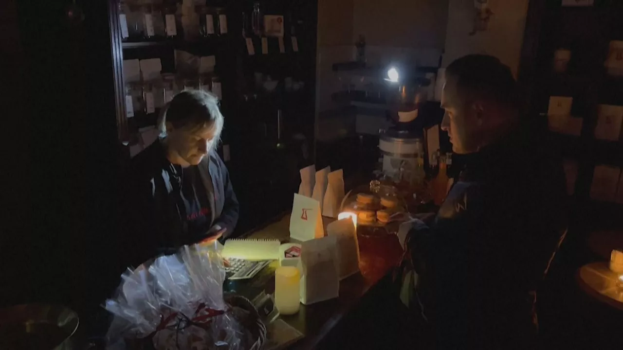 Tienda a oscuaras en Kiev. Imagen obtenida de un vídeo de Agencias.