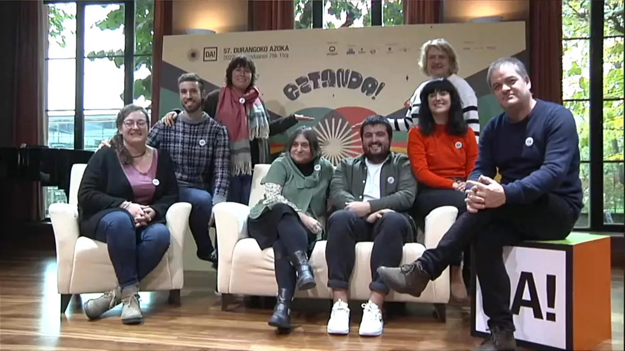 Representantes de la organización de la Azoka, esta mañana. Foto extraída de un vídeo de ETB.