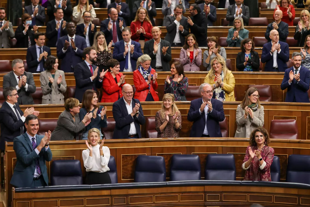 Espainiako Gobernuko kideak pozik bozketaren ostean, Diputatuen Kongresuan. Argazkia. EFE