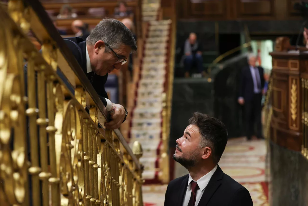 Rufián (ERC) charla con López (PSOE) durante la sesión de ayer.