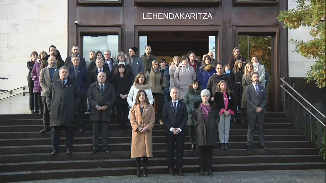 Concentración en Lehendakaritza. Imagen obtenida de un vídeo de EITB Media.