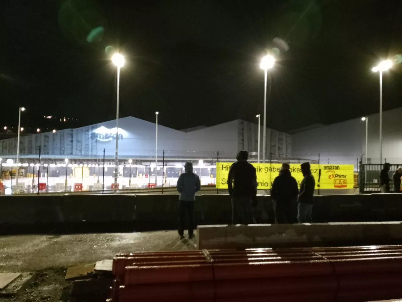 Trapagarango Amazon enpresako langileak, greban.