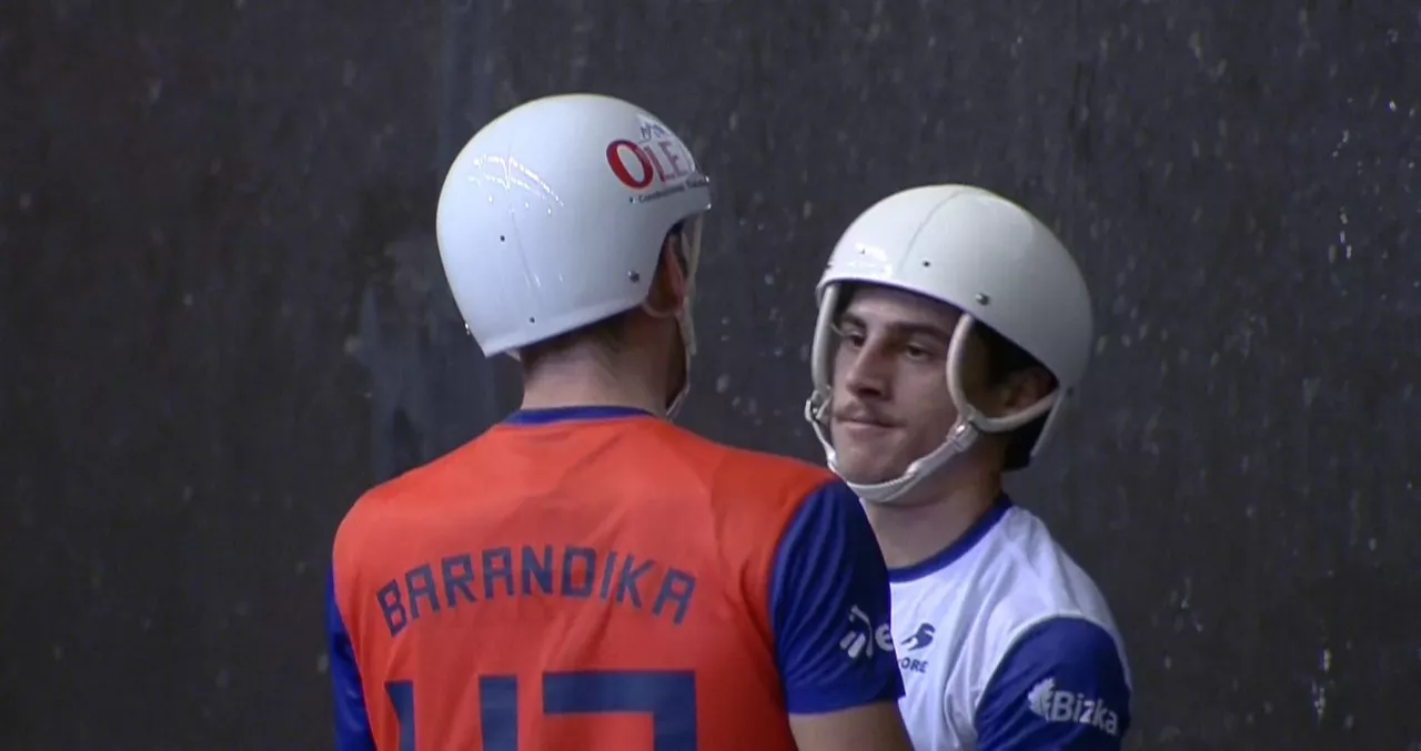 Xabi Barandikaren (ezkerrean) eta Thomas urrutiaren (eskuinean) arteko agurra.