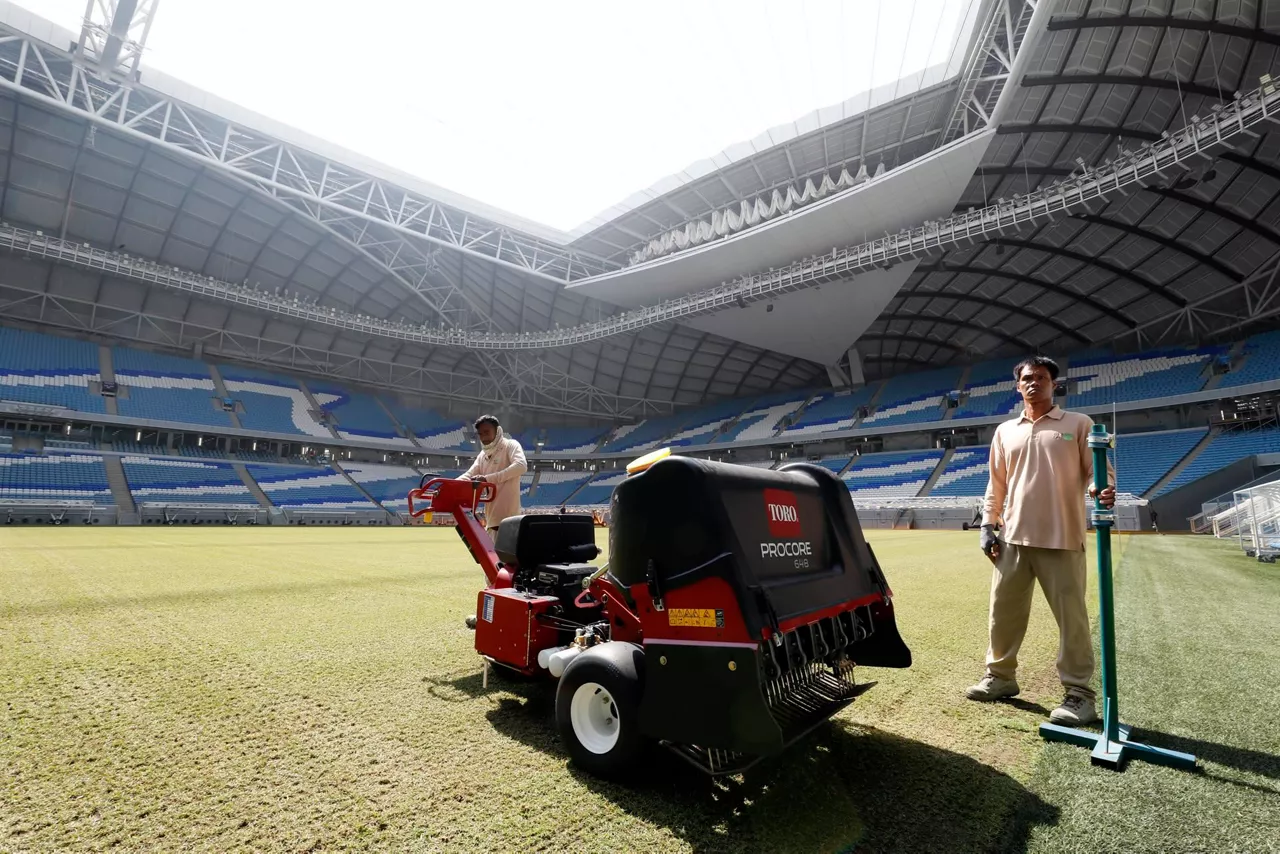 Dos operarios en el estadio Al Janoub. Foto: EFE