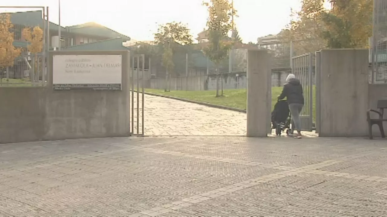Entrada de un colegio público. Imagen obtenida de un vídeo de EITB Media.