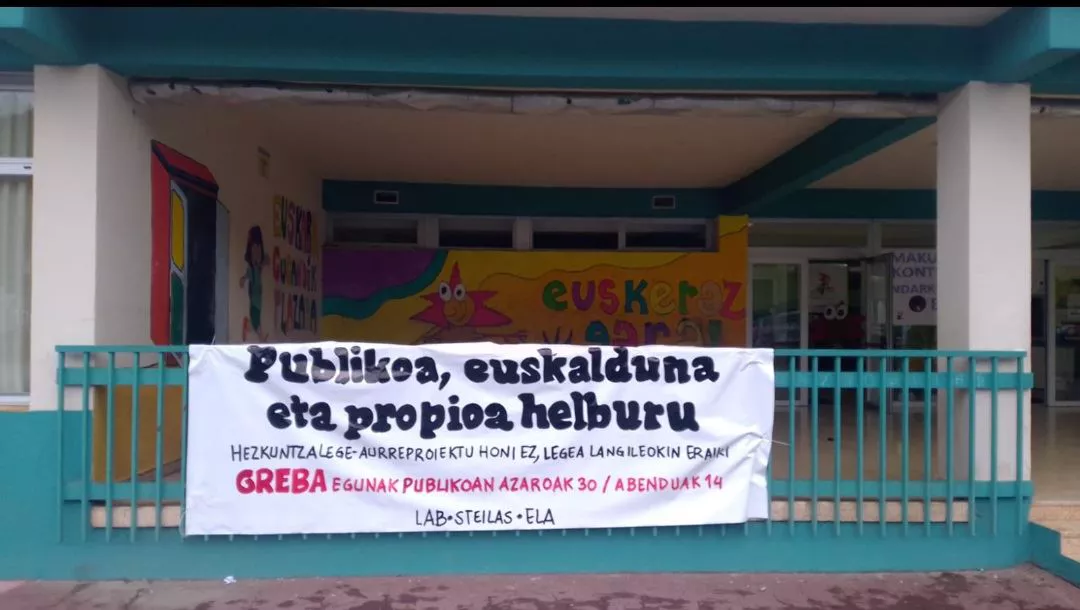 Un pancarta a favor de la huelga en el colegio público Inazio Zubizarreta de Igorre.