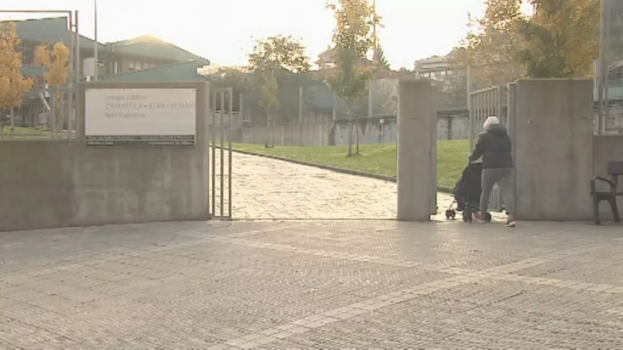 Ikastetxe publiko baten sarrera. EITB Mediarne bideo batetik ateratako irudia.