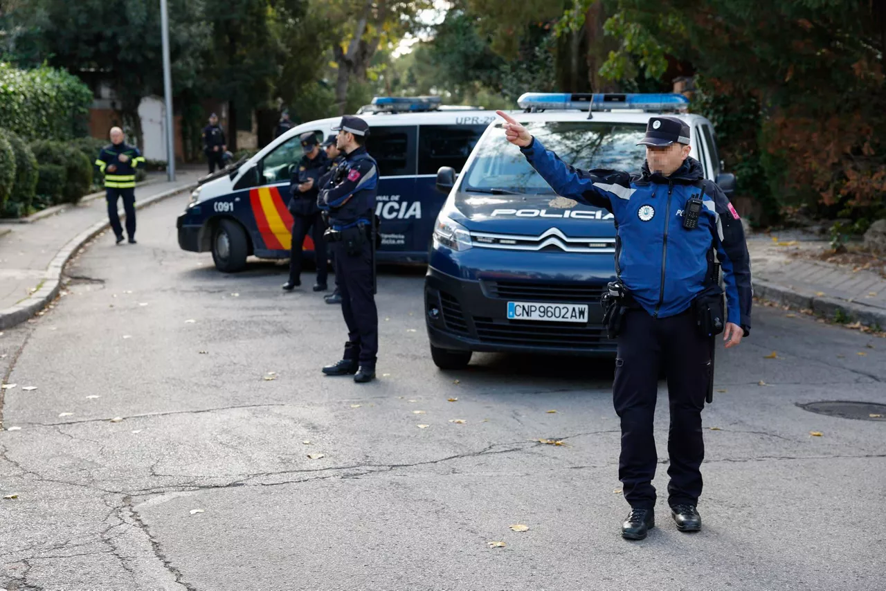 Poliziak enbaxadaren ingurua itxi du. Argazkia: EFE