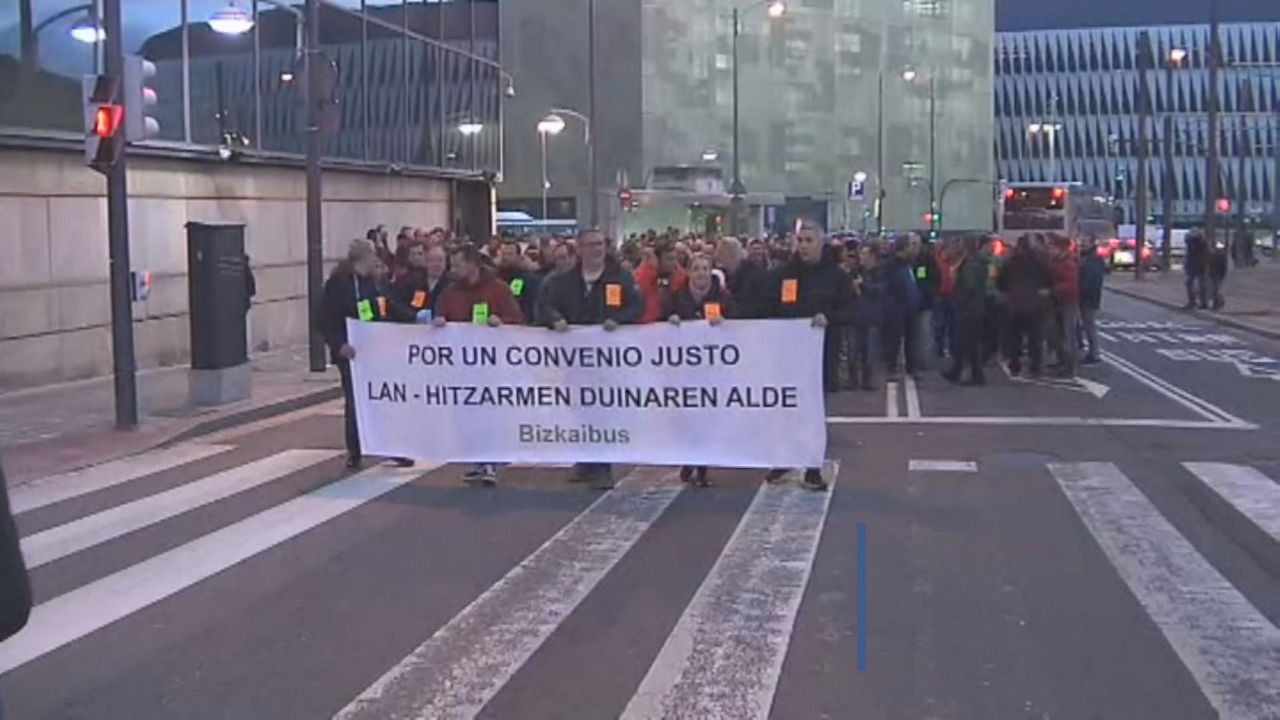 Trabajadores de Bizkaibus. Imagen obtenida de un vídeo de EITB Media.
