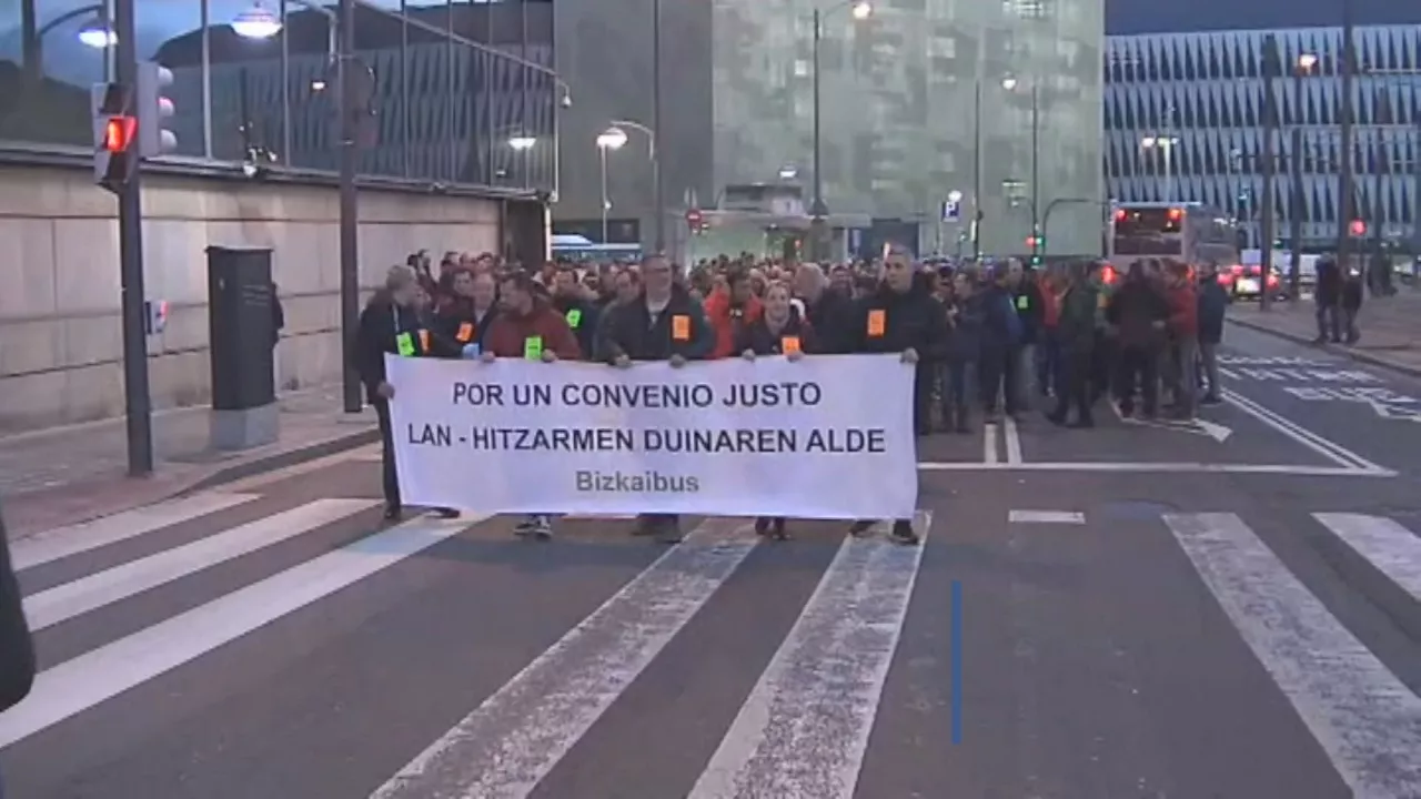 Trabajadores de Bizkaibus. Imagen obtenida de un vídeo de EITB Media.