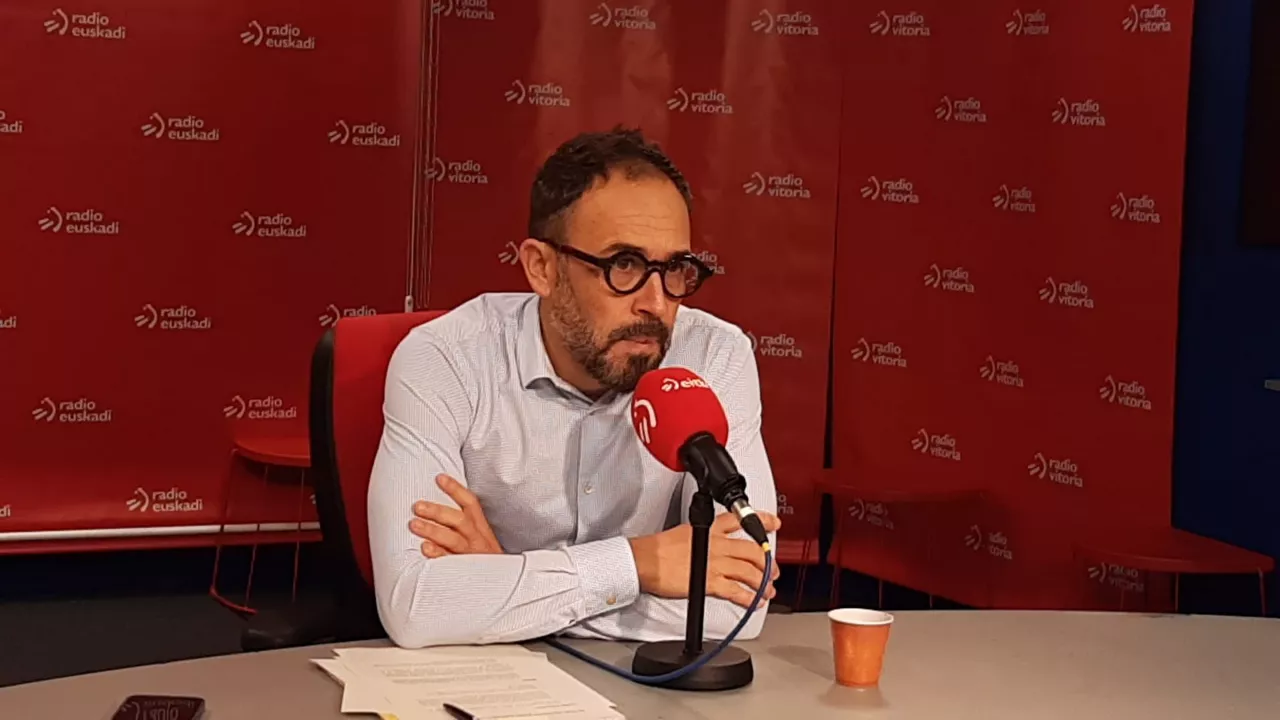 Itxaso, en los estudios de Vitoria-Gasteiz, en un momento de la entrevista.