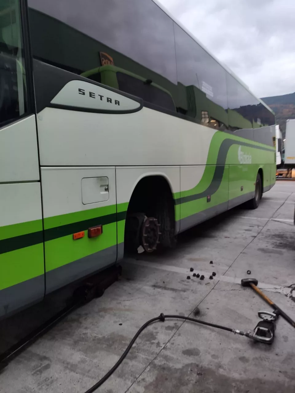Uno de los autobuses saboteados.