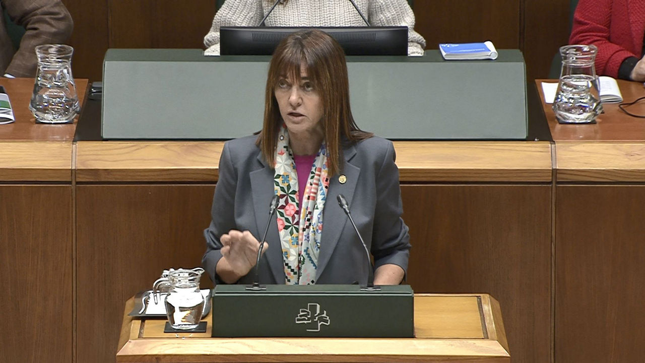 Mendia en el Parlamento.